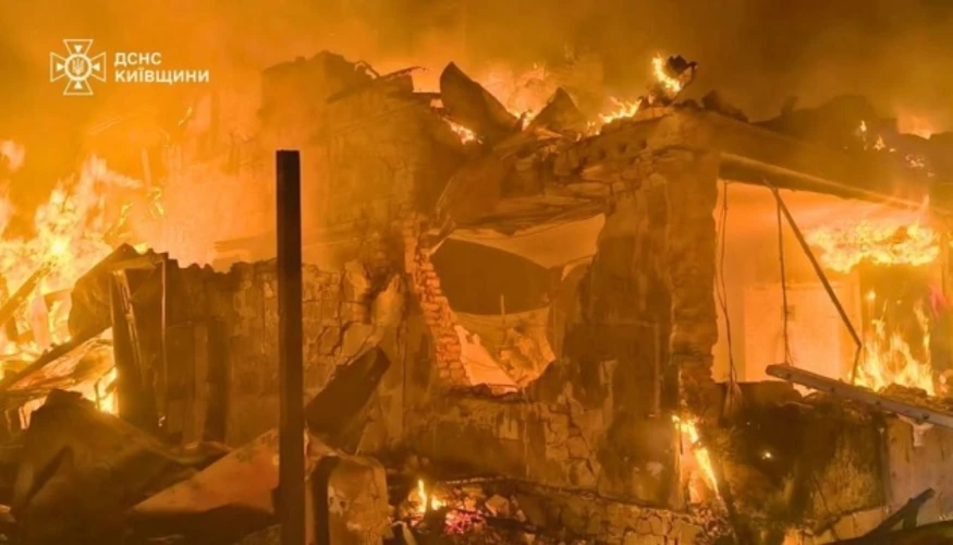 Наслідки удару дронів у Броварському районі Київської області: пошкоджений приватний будинок і пожежа на нежитловій будівлі.
