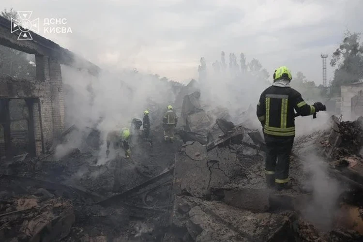 Повністю зруйнований двоповерховий будинок у селі Пухівка Броварського району після влучання п'яти ворожих безпілотників у