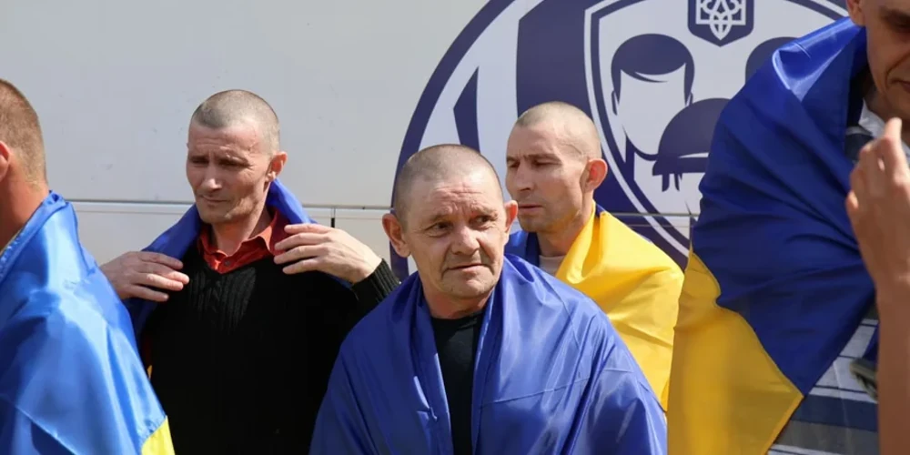 Звільнені з російського полону українські військовослужбовці