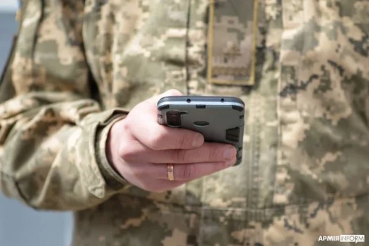 Інтерфейс застосунку «Армія+» на екрані смартфона
