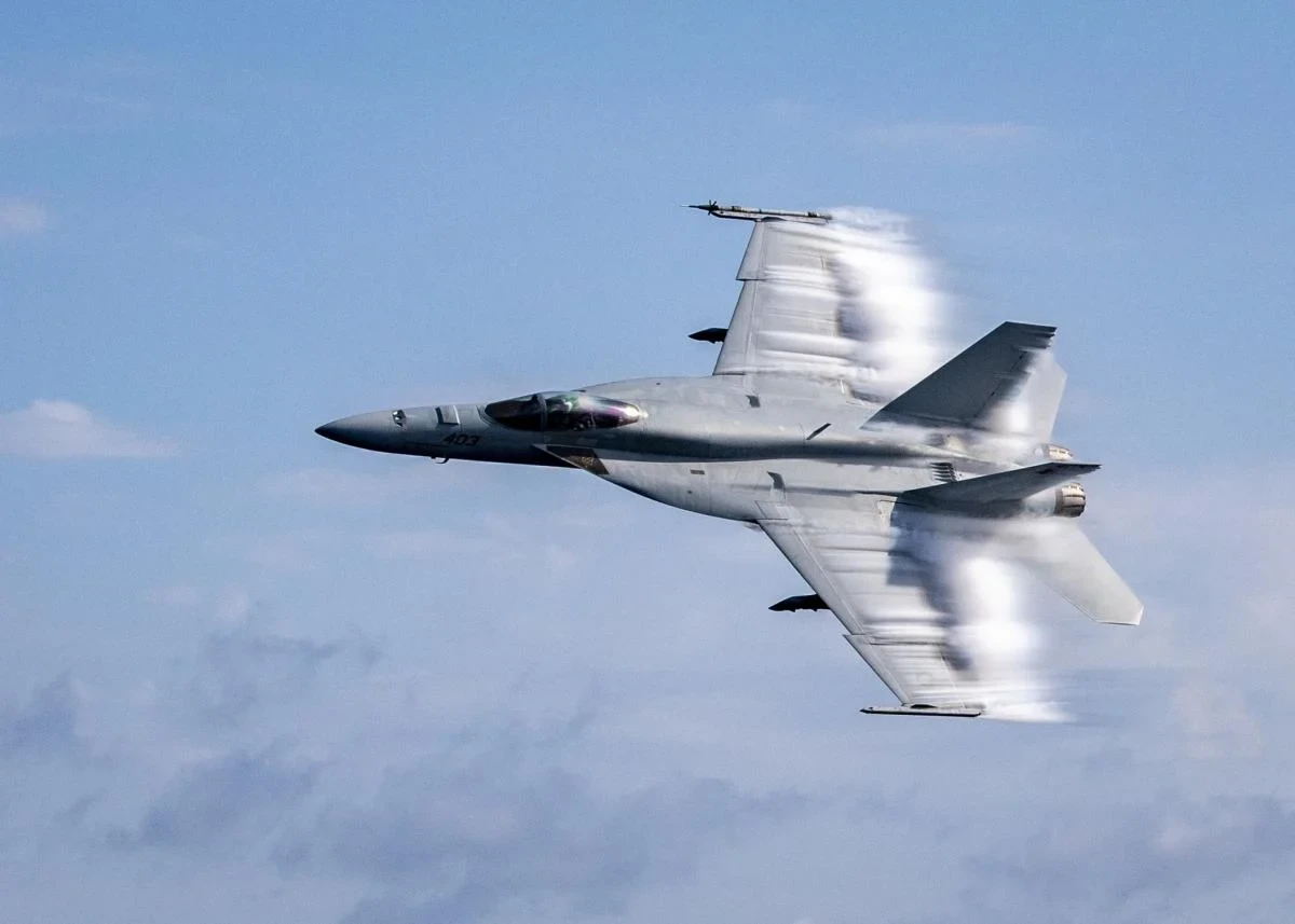Винищувач F-18 Повітряно-космічних сил Іспанії під час нічного патрулювання НАТО над Румунією