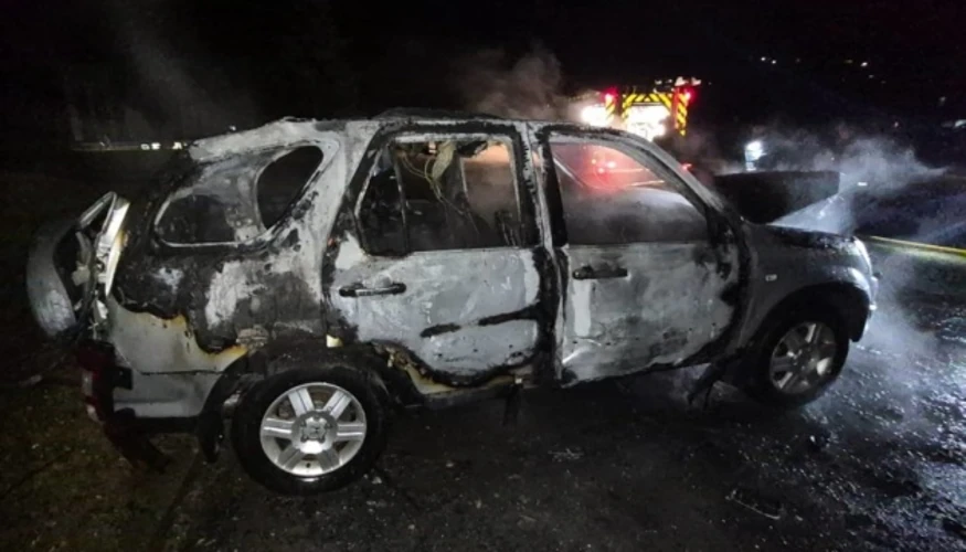 Пошкоджений цивільний автомобіль після влучання безпілотника у Сумах