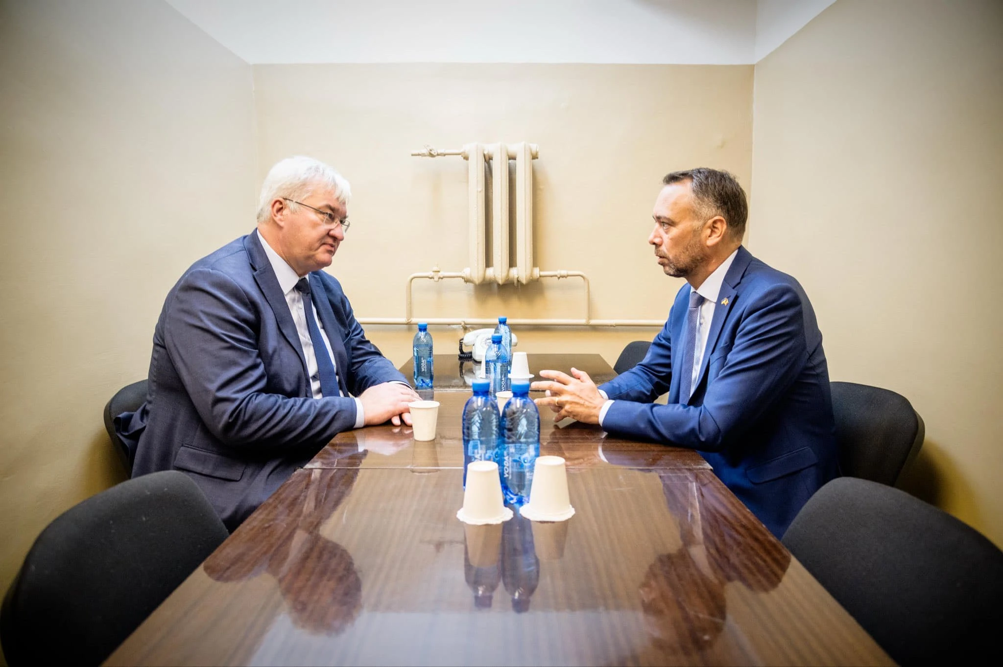 Андрій Сибіга та Максим Прево під час переговорів в укритті Міністерства закордонних справ