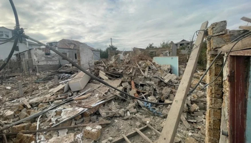 Пошкоджений приватний будинок у Миколаєві з вибитими вікнами та частково зруйнованою покрівлею після ракетного удару 16