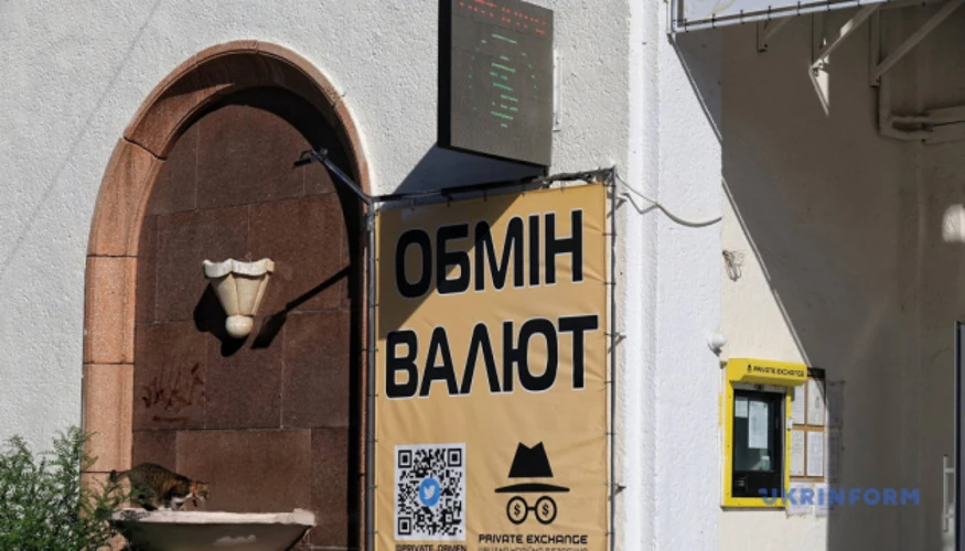 Готівкові банкноти долара та євро на тлі гривневих купюр