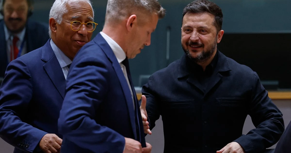 Голова Європейської ради Антоніу Кошта, прем'єр-міністр Угорщини Петер Мадяр і президент України Володимир Зеленський під час
